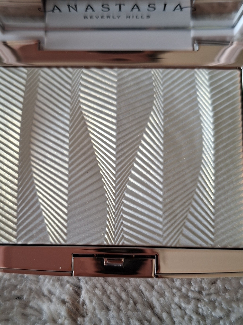 Anastasia Beverly Hills "Iced Out" Highlighter - Picture 2 of 9